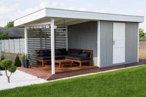 Opbevaringsskur med overdækket terrasse.